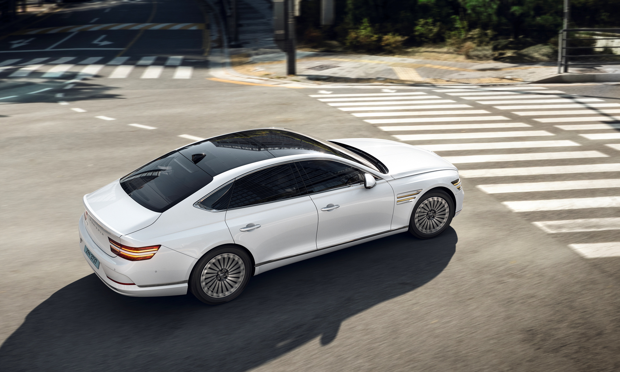 23년형 제네시스 G80 EV 외관 사이드 주행 사진