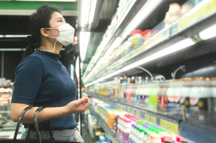 장을 보는 마스크를 낀 여성