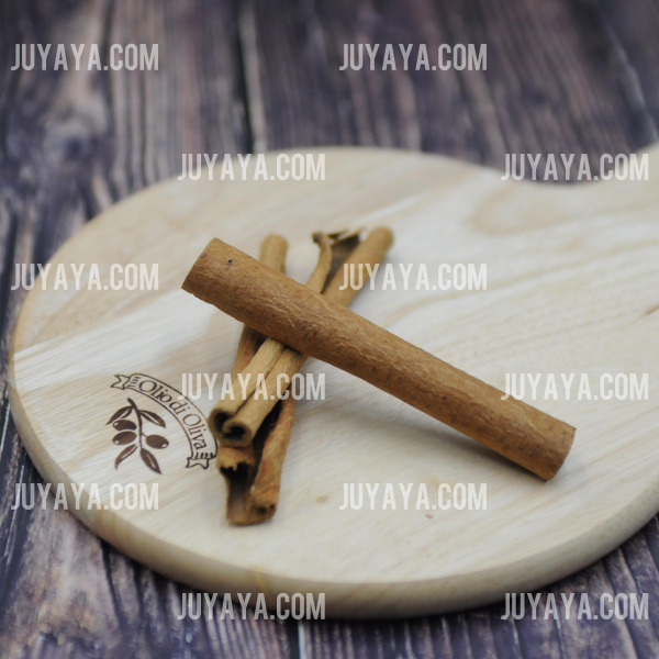 나무 도마 위에 놓인 자연스러운 색감의 계피 스틱. 겨울 음료의 재료로 잘 어울리는 이미지.