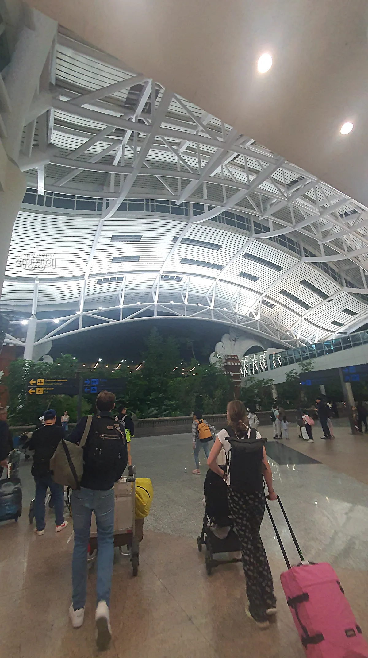 덴파사르 국제공항 입국장 트로피컬 스타일 전경 ❘ Bali Denpasar International Airport tropical-style arrival area