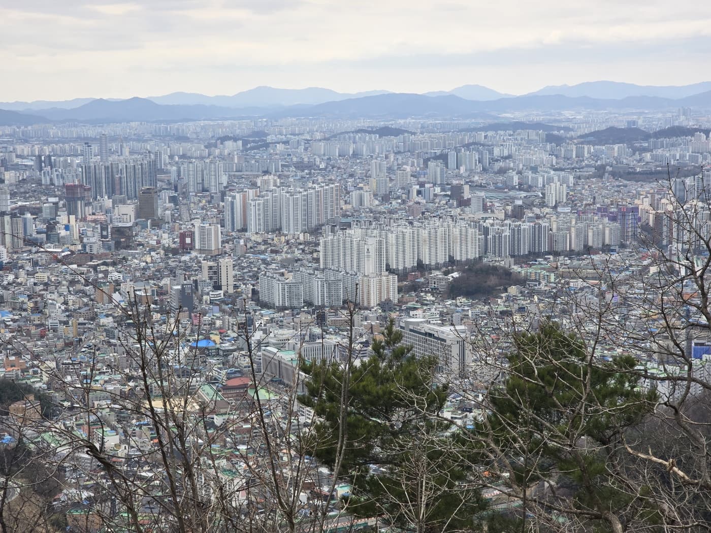 무등산 팔각정에서 내려다보는 광주시내