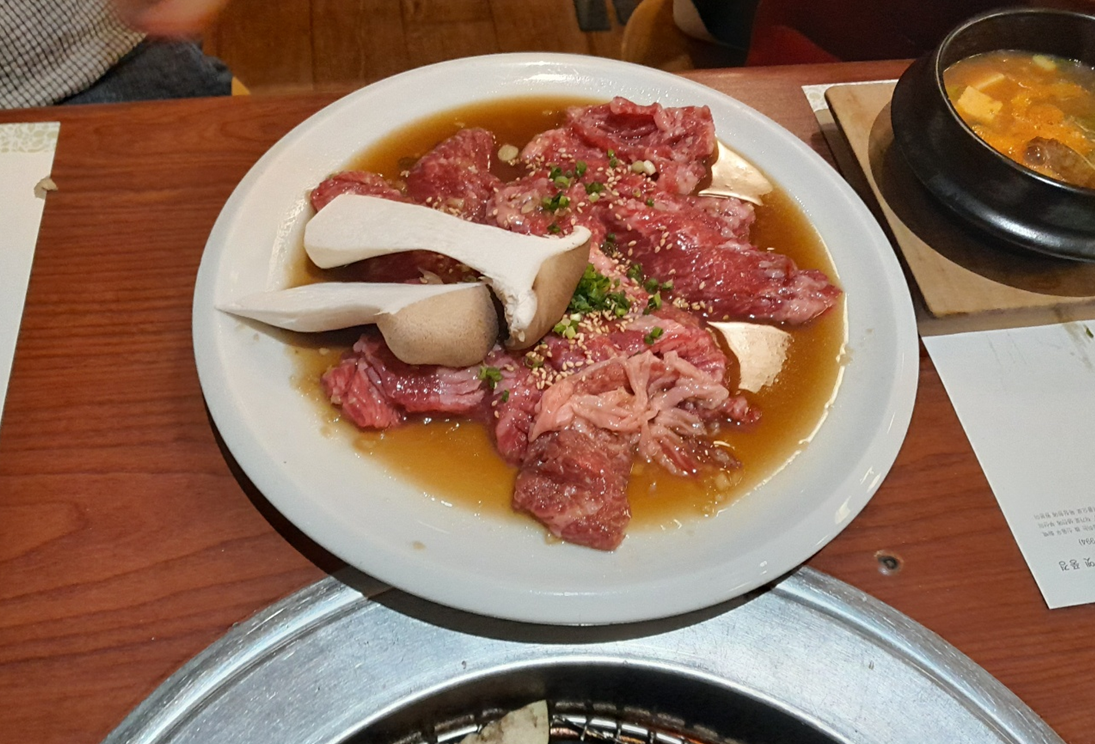 양념갈비가 그릇위에 올려져 있다