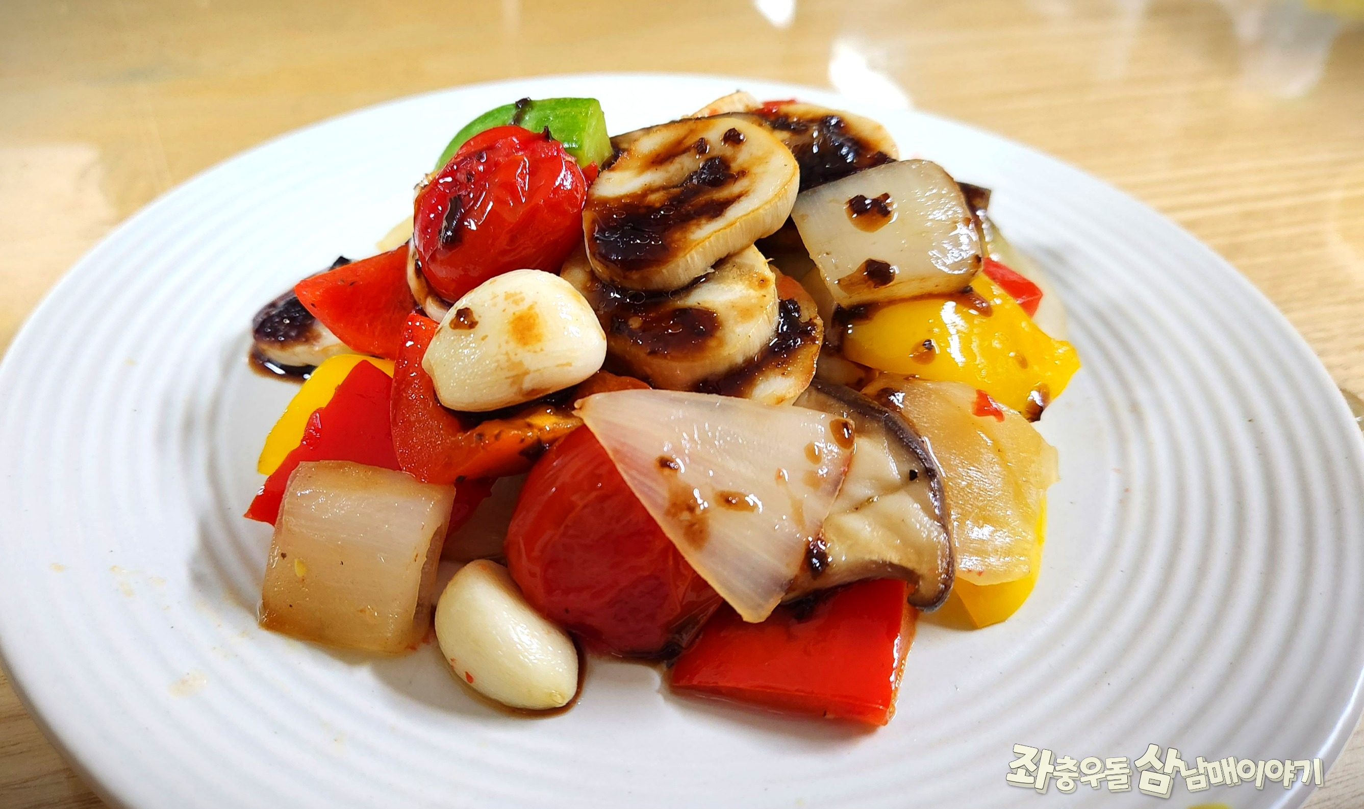 구운버섯샐러드에 발사믹드레싱 뿌려서 플레이팅