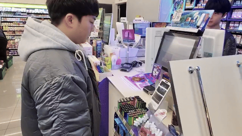 BGF리테일 마케팅기획팀 홍진택 씨가 얼굴 결제 서비스를 시연하고 있다. 얼굴만 인식되면 결제는 순식간에 끝났다.