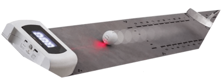 퍼팅기에서 퍼팅 후 공을 굴러가는 장면