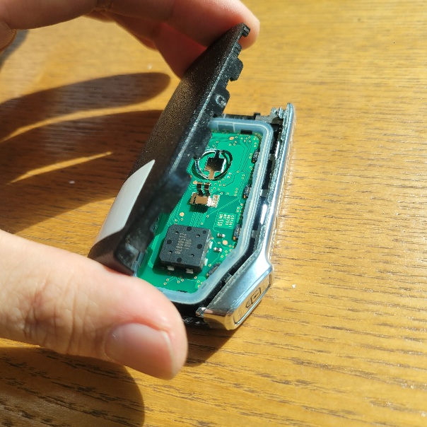 스마트키 조립할때 한쪽 홈을 다 맞추고 기울여서 끼우면 쉽게 조립이 된다.