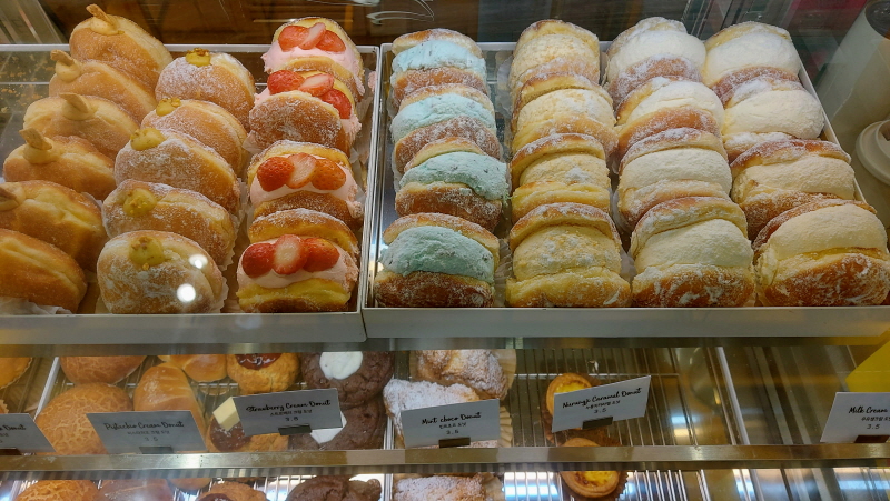 맛있는 크림이 들어간 도넛들