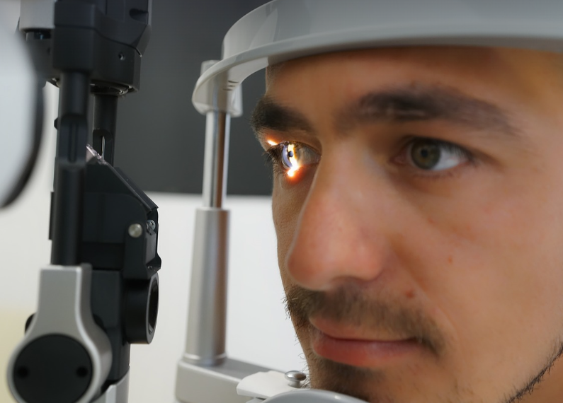 시력검사하는 사진