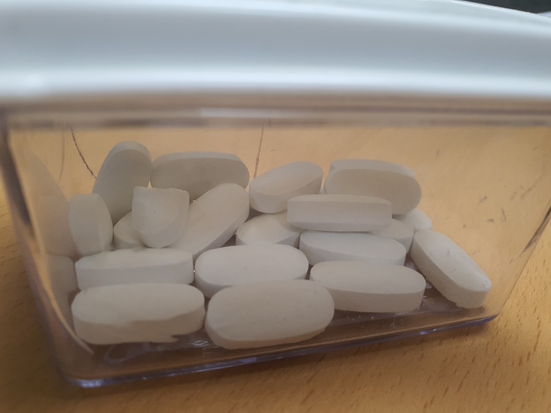 케이스에-담긴-비타민-알약