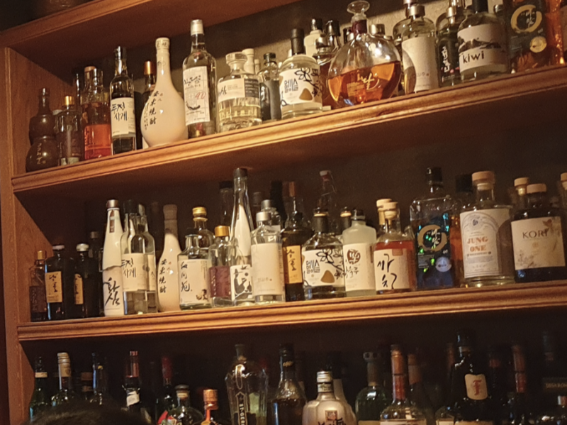 다양한 한국 전통주 브랜드들의 술병들이 놓여 있다.
