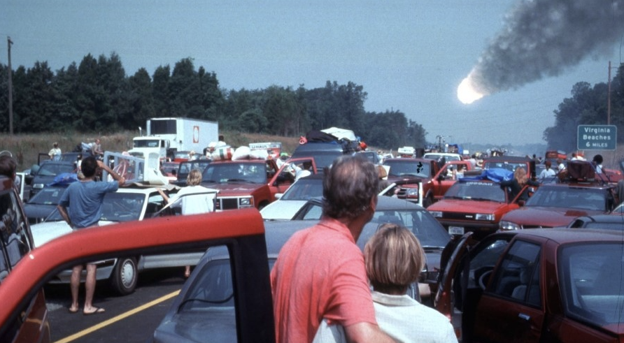 위험을 피해 도망을 가던 중 지구에 떨어지는 혜성을 지켜보는 많은 사람들