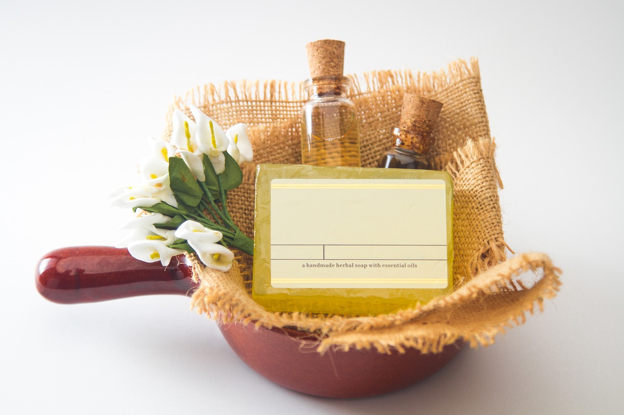 비누, 오일 등 통에 담아져있는 사진