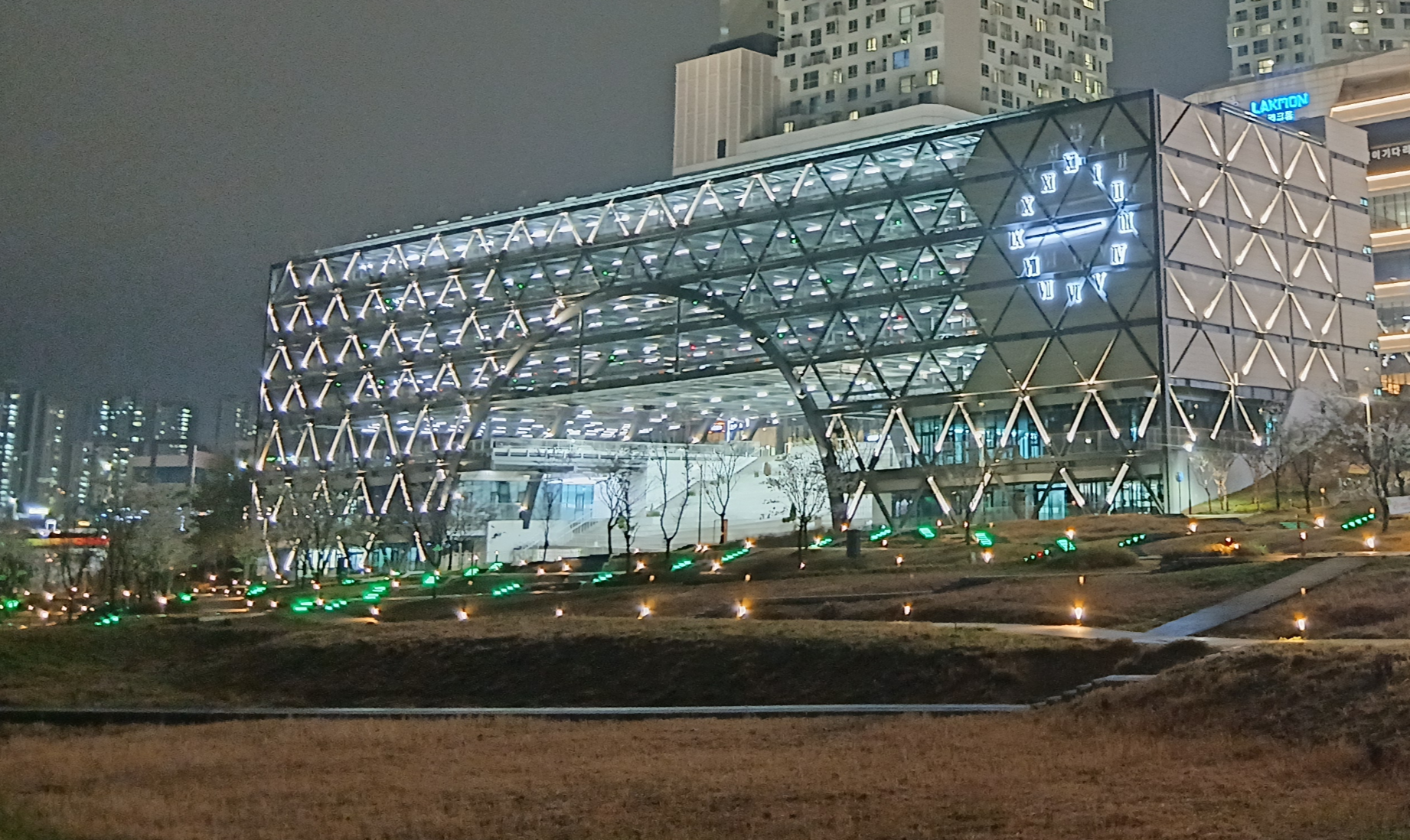 동탄호수공원 주차타워 위치와 외관 모습 야경 기준