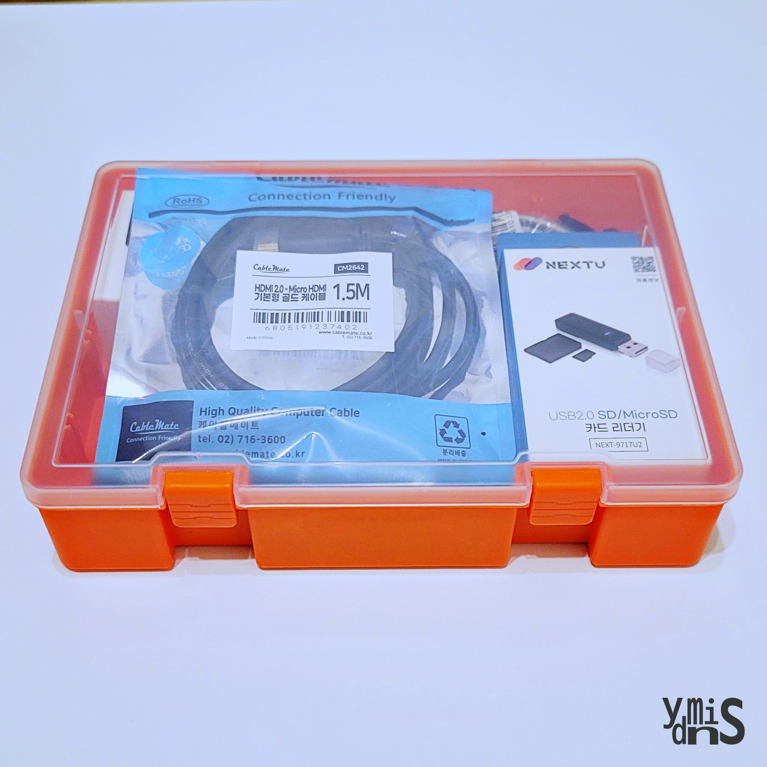 Personal Server Build - Raspbeerry Pi 5 Unboxing - 스타터팩이 테이블 위에 놓여있다.