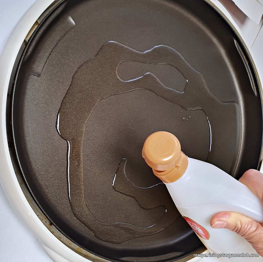 고소한 느타리버섯전을 만들기 위해서 팬에 식용유를 두르고 예열하는 사진