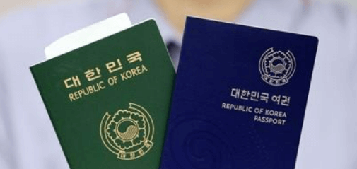 한국 여권 2가지 버전을 손에 들고 있는 사진