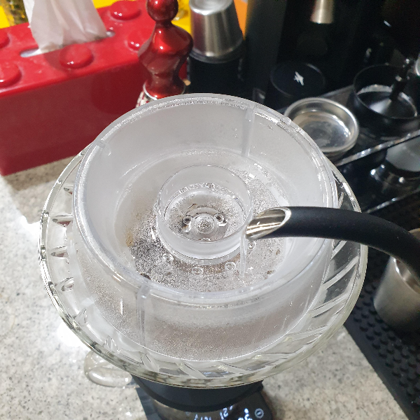 하리오 스위치와 드립 어시스트 레시피 Feat. 커피 익스플로러_1차 추출