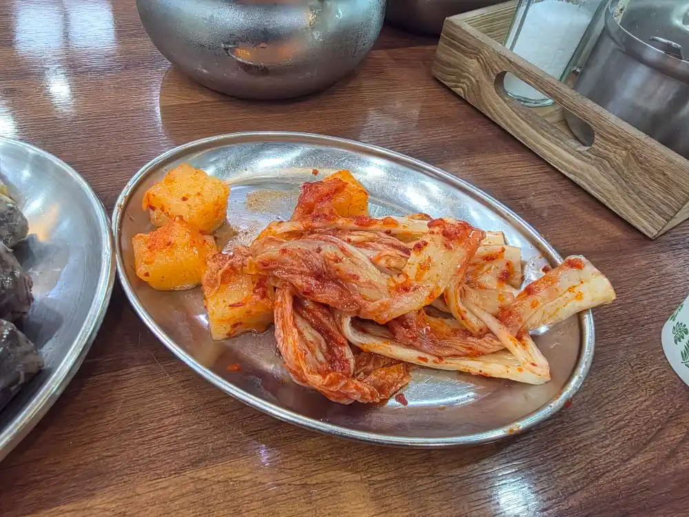 세로로 찢은 김치와 깍두기