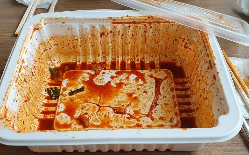떡볶이 국물 밴 플라스틱 용기, 수세미로 닦지 마세요! '이것' 넣고 흔들면 10초 만에 새것 됩니다.