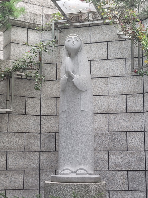 서울 돈암동성당 안에 있는 성모상 사진입니다. 최종태 요셉 선생님의 작품입니다.