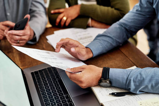 노무사가 컴퓨터로 4대보험 서류를 검토하고 있는 모습