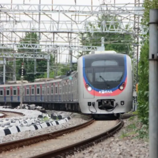 서울 지하철 역사안으로 들어오는 상황