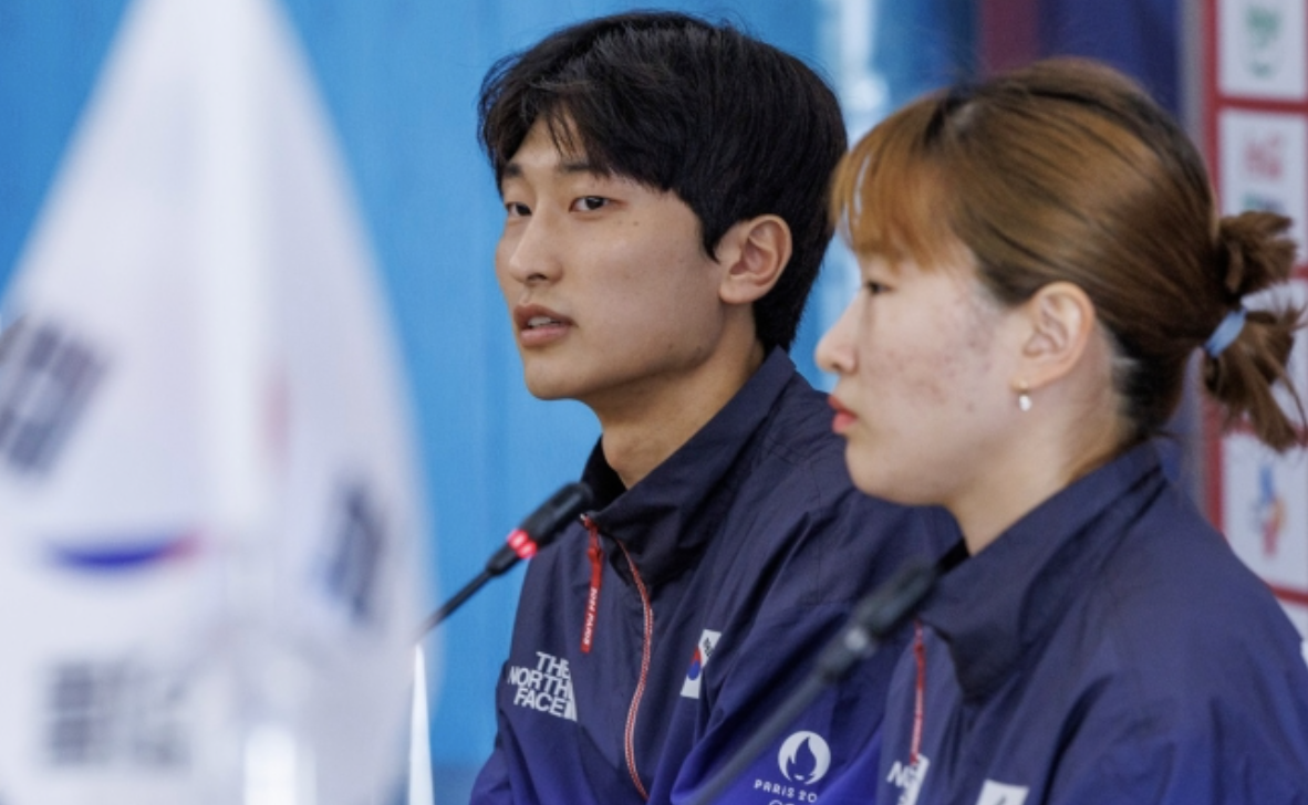 메달리스트 기자회견에 참석한 배드민턴 혼성 복식 은메달리스트 김원호와 정나은