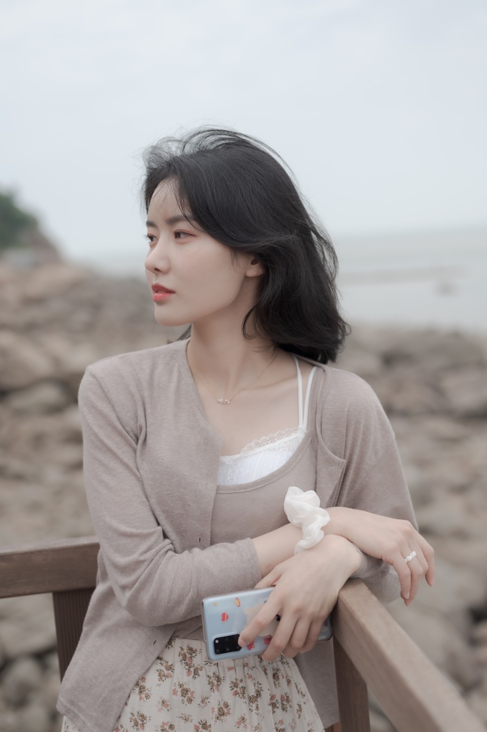 갑갑한 느낌이 들게 하려는 연출의도에 따라 시선 방향의 공간을 더 좁게 설정하였다.