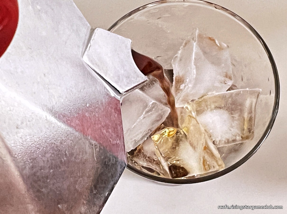 T스탠다드 에티오피아 예가체프 G2 원두 커피를 모카포트로 추출해서 얼음컵에 따르고 있는 사진