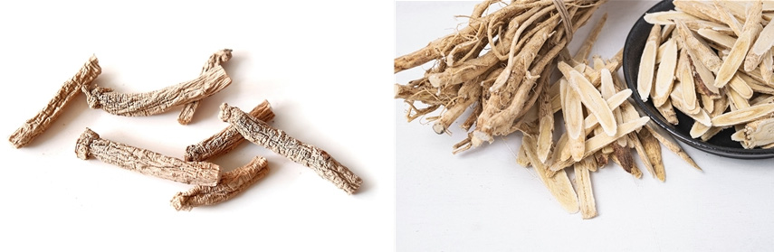 인삼뿌리를 잔뿌리를 제거하고 잘 세척해서 바싹 말린 인삼뿌리와 황기뿌리를 잘 세척해서 바싹 말린 황기뿌리 통째와 그것을 편으로 잘라서 바닥과 검은 그릇에 가득 담아 놓은 사진