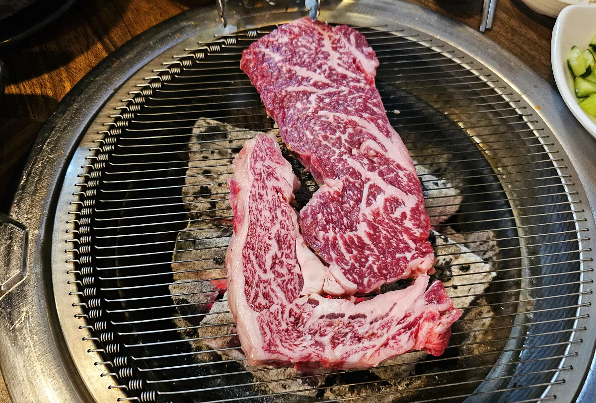 경상남도-거제도-고기집-상동목장-메뉴-한우-등심-불판