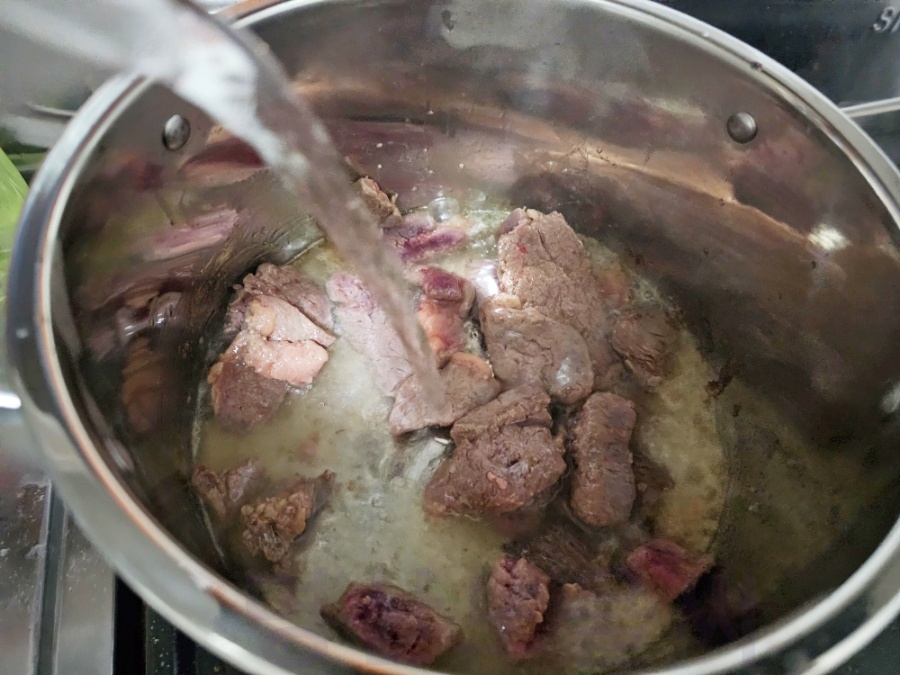 소고기뭇국 15분만에 끓이기위해 소고기를 볶다가 물을 붓는다.