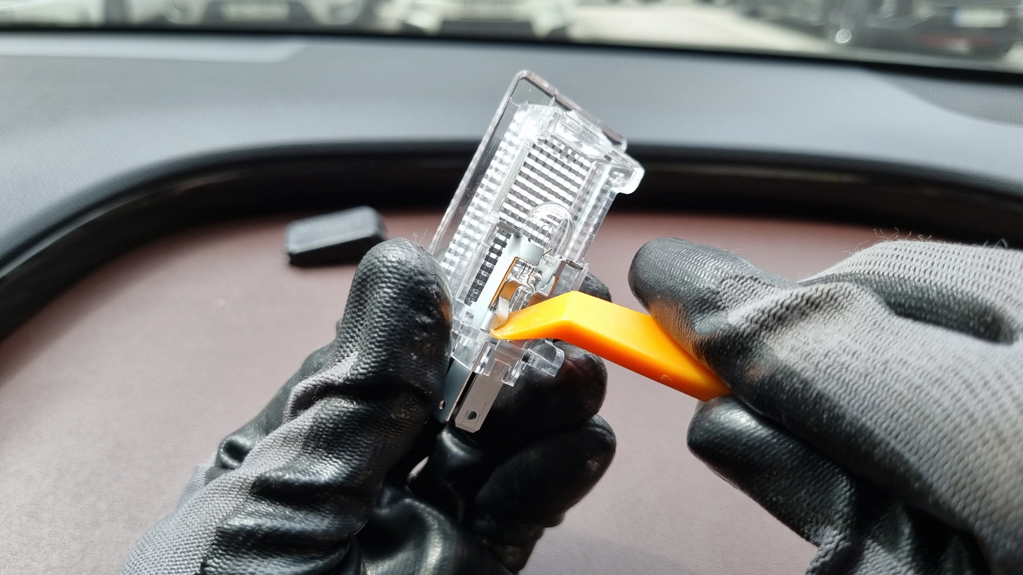 전구 빼는 모습