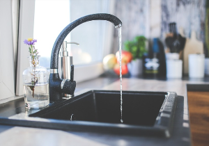 수돗물이 흐르는 사진