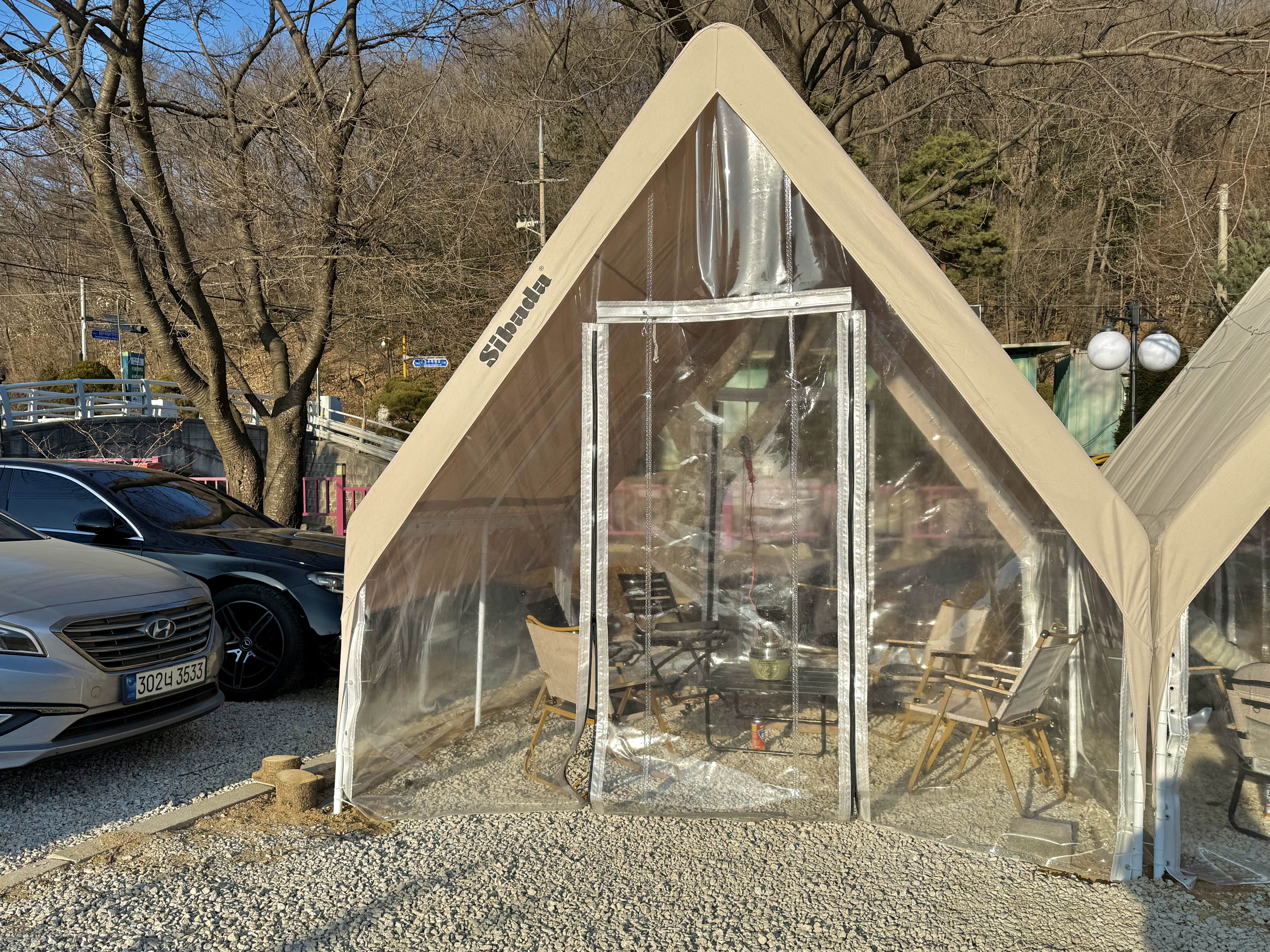 사유색의 야외 자리 이미지