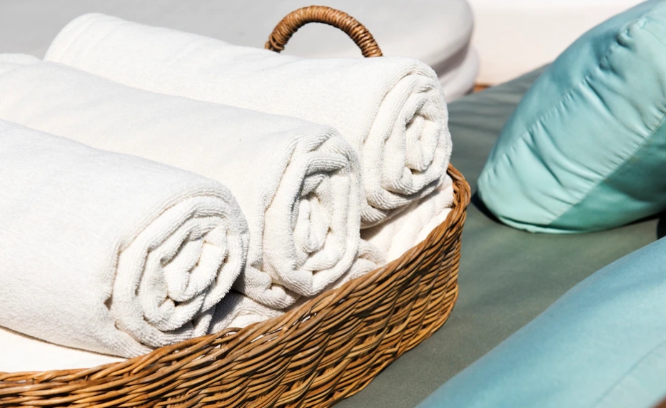 침구류를 세탁 후 바구니에 넣어둔 모습