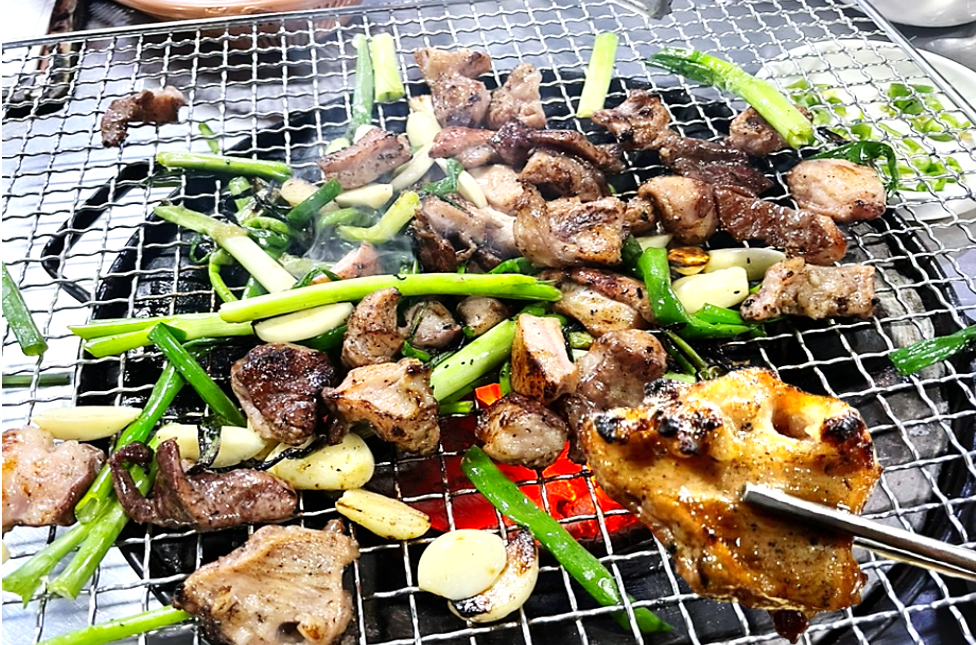 절창이 쪽파와 함께 석쇠에서 구워지는 모습