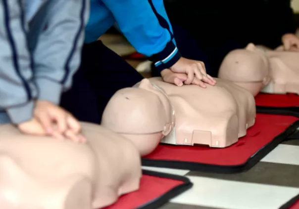 심폐소생술-순서-CPR-가슴-압박-위치