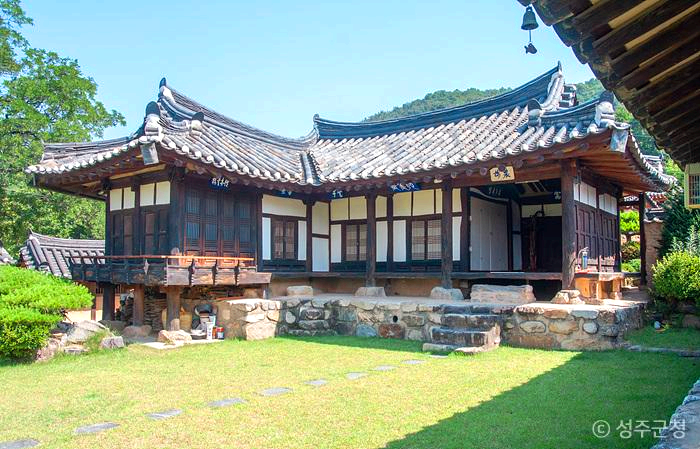 큰마당이 있는 한옥집