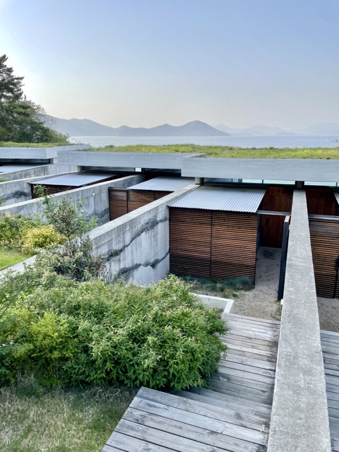 땅아래로-내려가는-느낌으로-독립된-공간을-완성시켜-줍니다