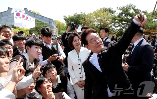 이 대통령 4·19 정신 민주묘지 참석(영상)