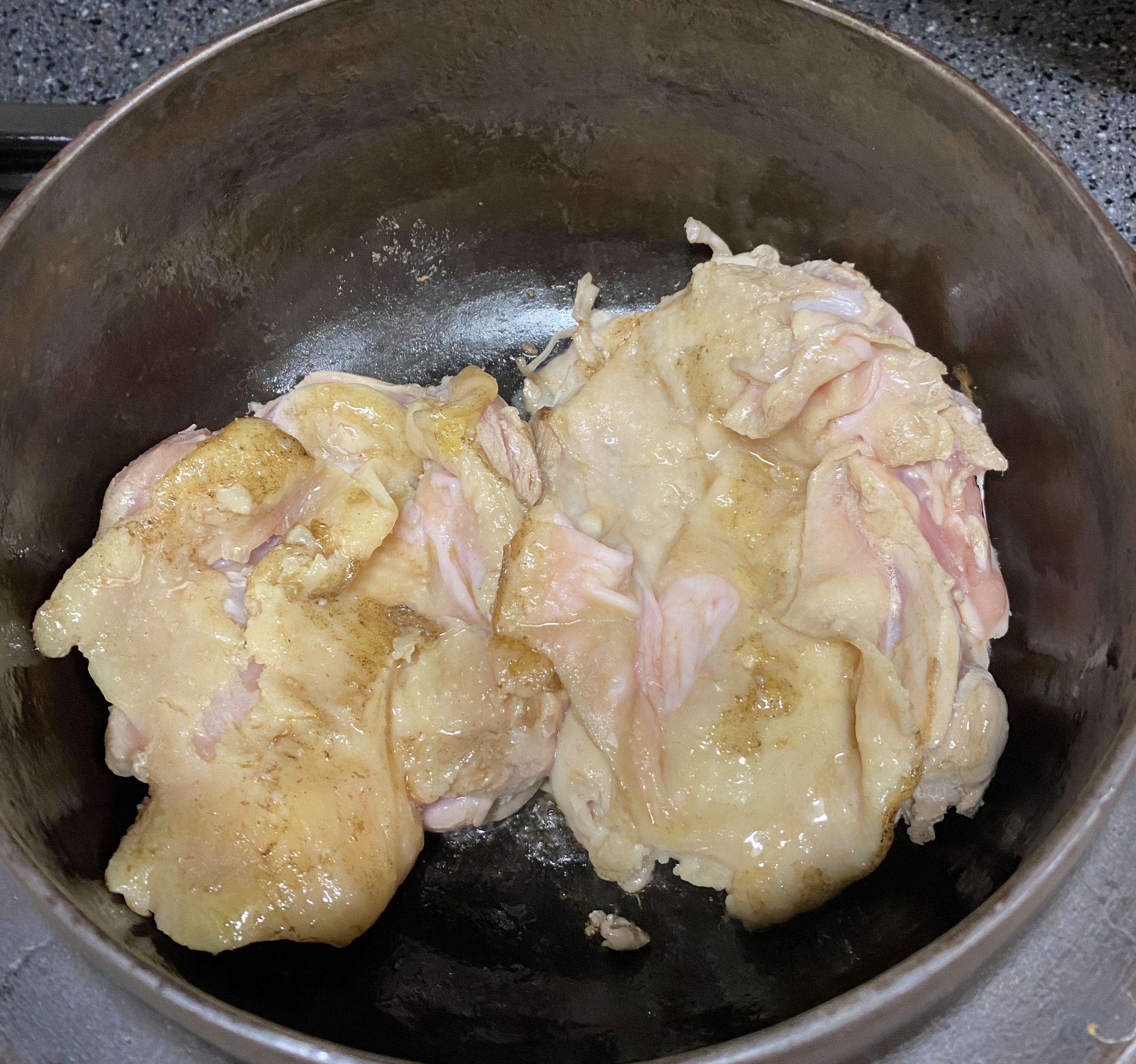 가마솥에 닭다리살 굽는 모습