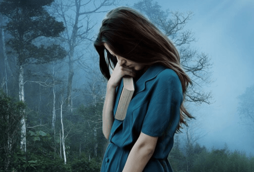 어두운 숲 속에서 고개를 숙인 채 우울한 모습을 한 긴 머리의 여인이 서 있다. 오른 손에는 두꺼운 파란 책을 들고 팔을 구부렸다.