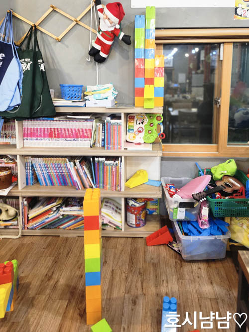 하남 미사장어명가 아이들 놀이 공간&amp;#44; 책장과 블록 장난감
