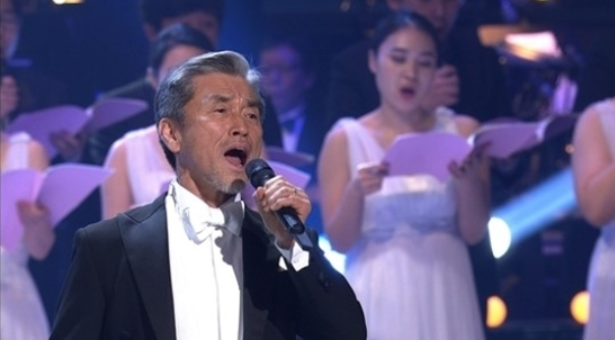 무대에서 열창하는 소리꾼 장사익의 공연 모습