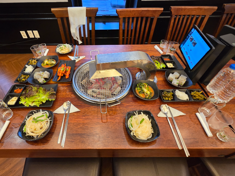 테이블 위에 기본 반찬이 있다.