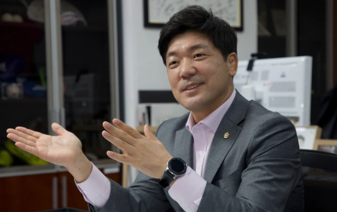 이용 국회의원 프로필 나이 고향 학력 재산