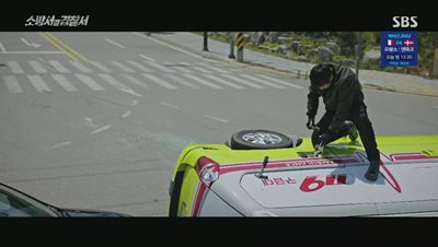 구급차를 전복 시키고 폭파 시키려 하는 범인