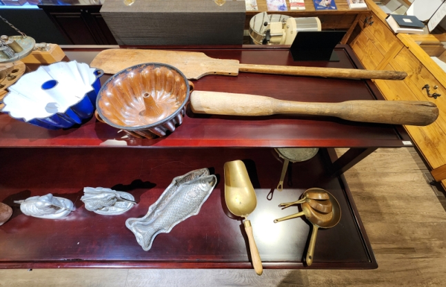 김영모 제과명장이 밀가루 반죽 시 사용하던 절구와 빵을 구울 때 사용하던 형틀.