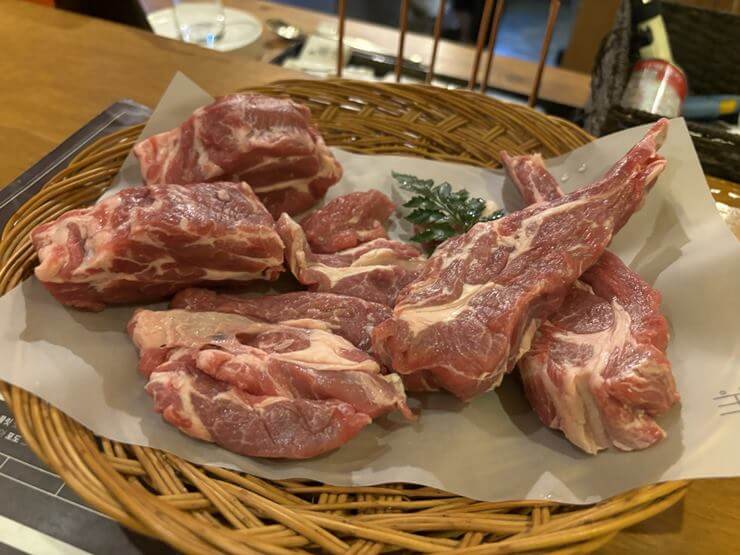 양고기 등심 2인분과 양갈비 2인분 사진이다.